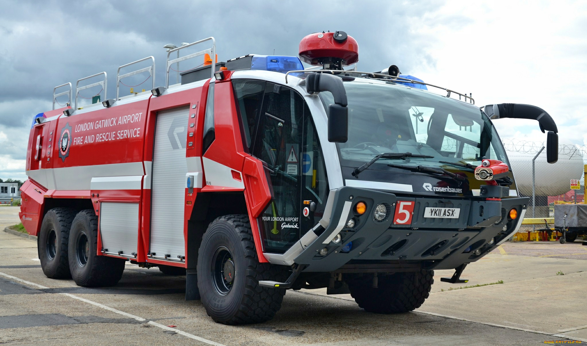 Работа спецмашин. Пожарная машина Rosenbauer Panther. Автомобиль пожарно-спасательный АПС. Аэродромный пожарный автомобиль Rosenbauer. Пожарный автомобиль Ивеко две кабины.